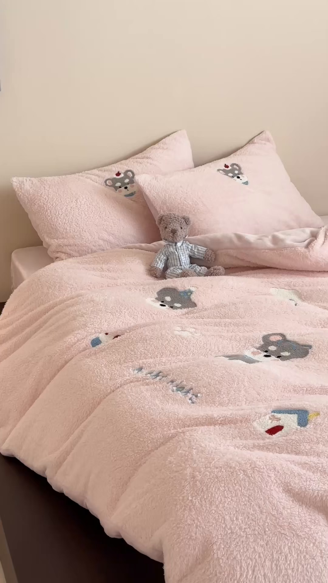 91家纺网 家纺一手货源 找家纺 圆岛家纺 2025新款泰迪绒毛巾绣牛奶绒四件套 雪纳瑞