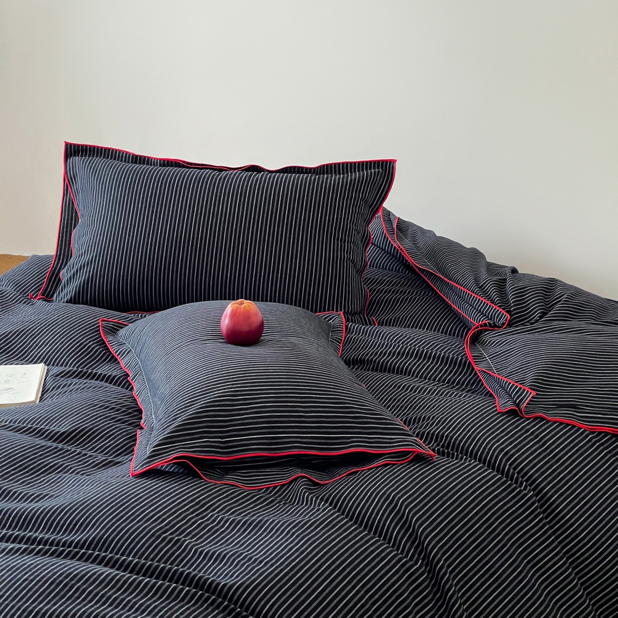 91家纺网 家纺一手货源 找家纺 例外 2025新款全棉纯棉色织水洗棉老钱工业风四件套 黑色幽默