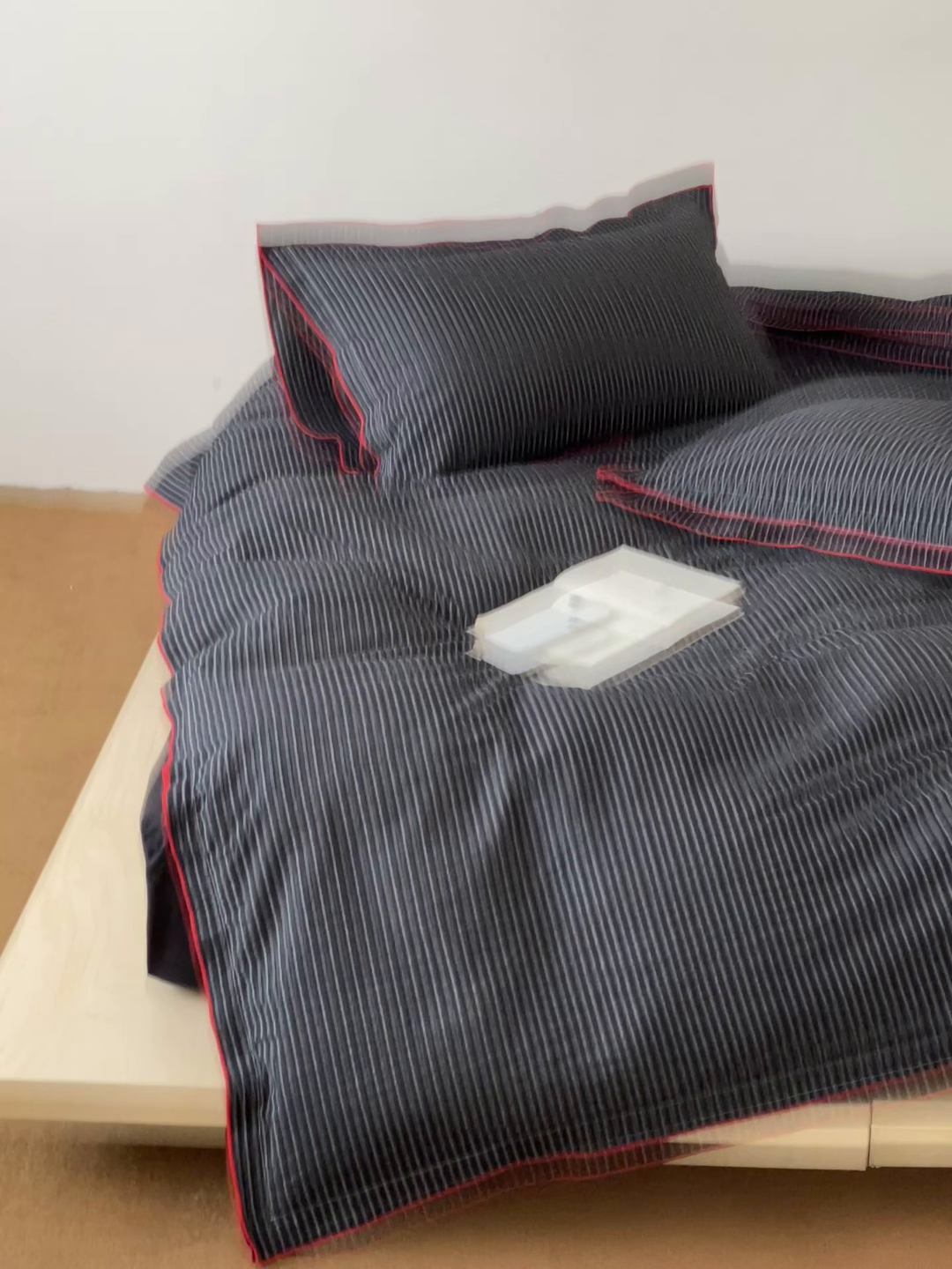 91家纺网 家纺一手货源 找家纺 例外 2025新款全棉纯棉色织水洗棉老钱工业风四件套 黑色幽默