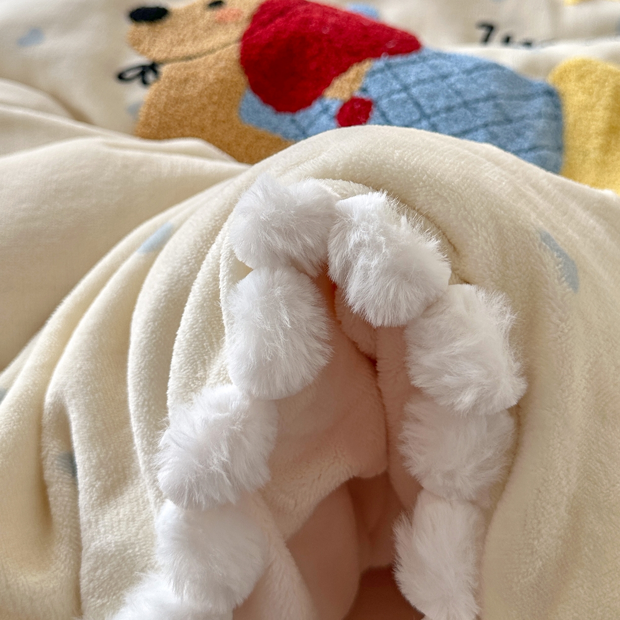 91家纺网 家纺一手货源 找家纺 （总）艾咪-Amy ntmy 2025新款可爱毛巾绣毛球款牛奶绒四件套-快乐小狗