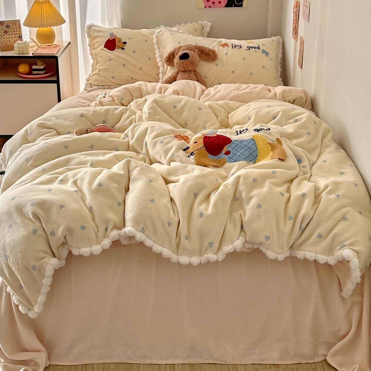 91家纺网 家纺一手货源 找家纺 （总）艾咪-Amy ntmy 2025新款可爱毛巾绣毛球款牛奶绒四件套-快乐小狗