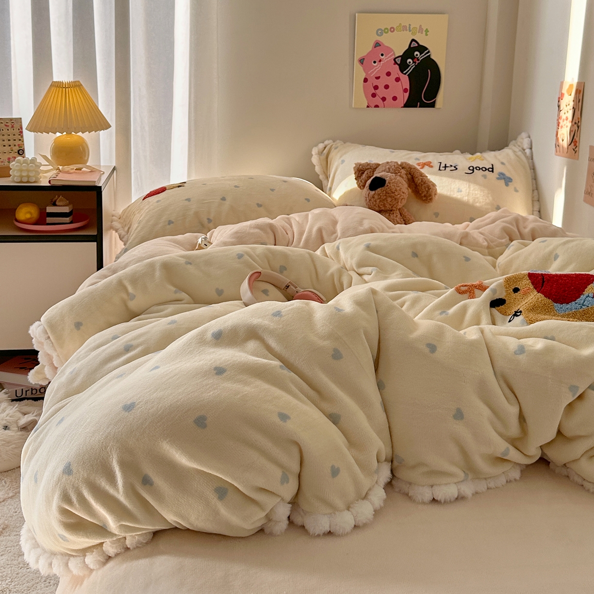 91家纺网 家纺一手货源 找家纺 （总）艾咪-Amy ntmy 2025新款可爱毛巾绣毛球款牛奶绒四件套-快乐小狗