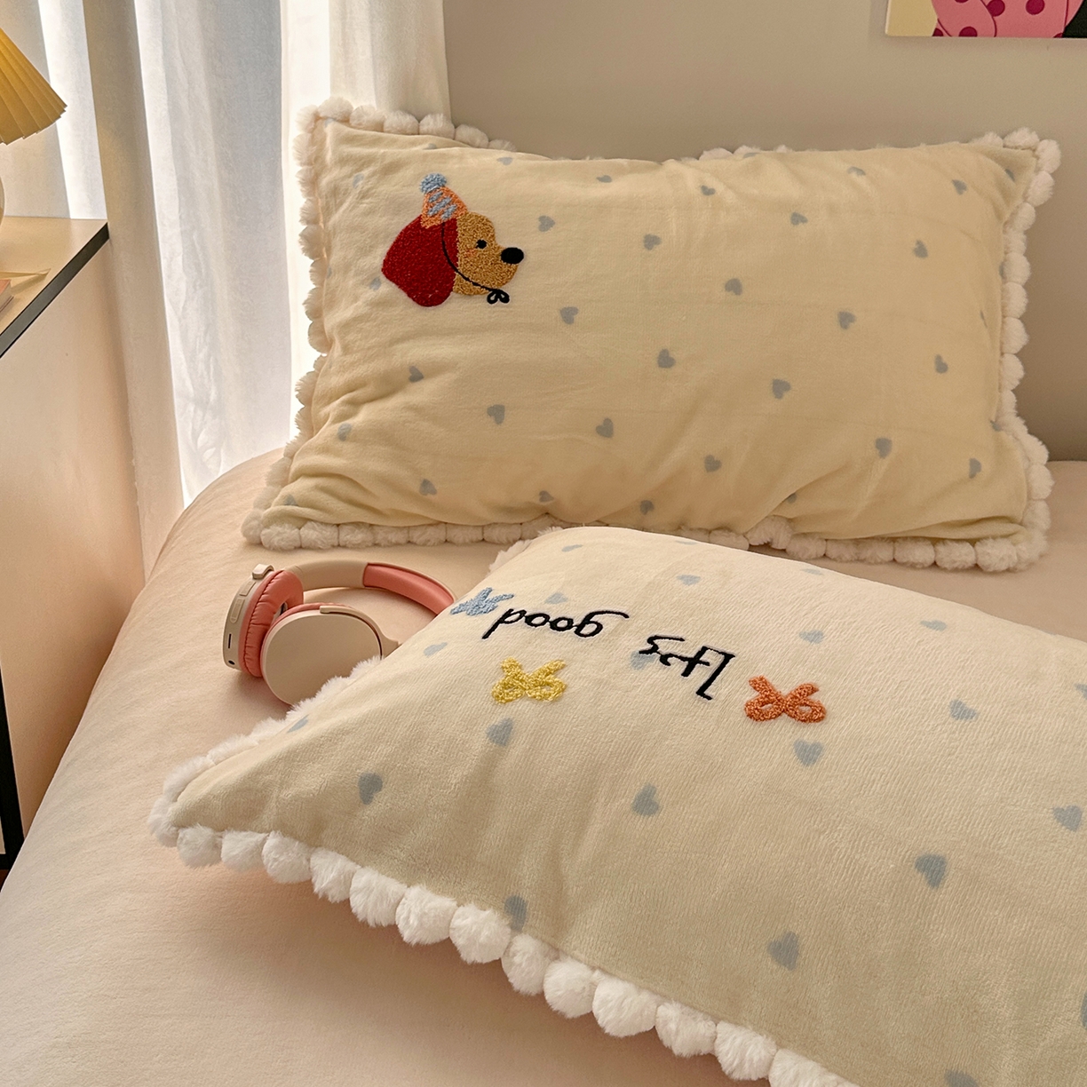 91家纺网 家纺一手货源 找家纺 （总）艾咪-Amy ntmy 2025新款可爱毛巾绣毛球款牛奶绒四件套-快乐小狗