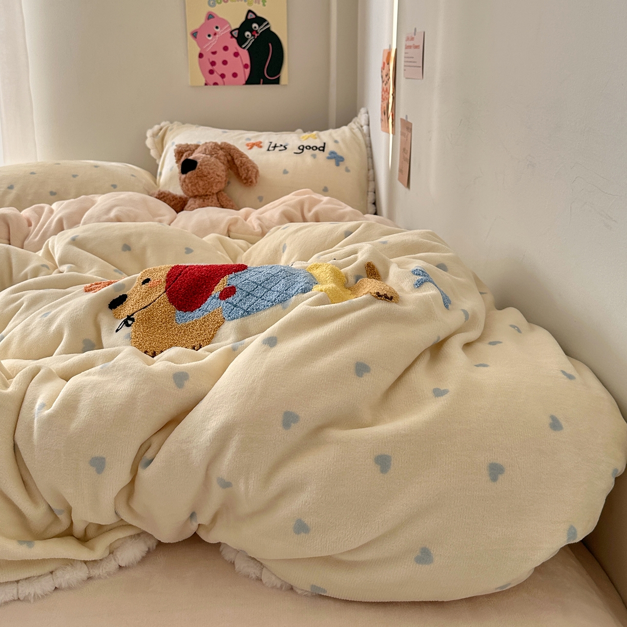 91家纺网 家纺一手货源 找家纺 （总）艾咪-Amy ntmy 2025新款可爱毛巾绣毛球款牛奶绒四件套-快乐小狗