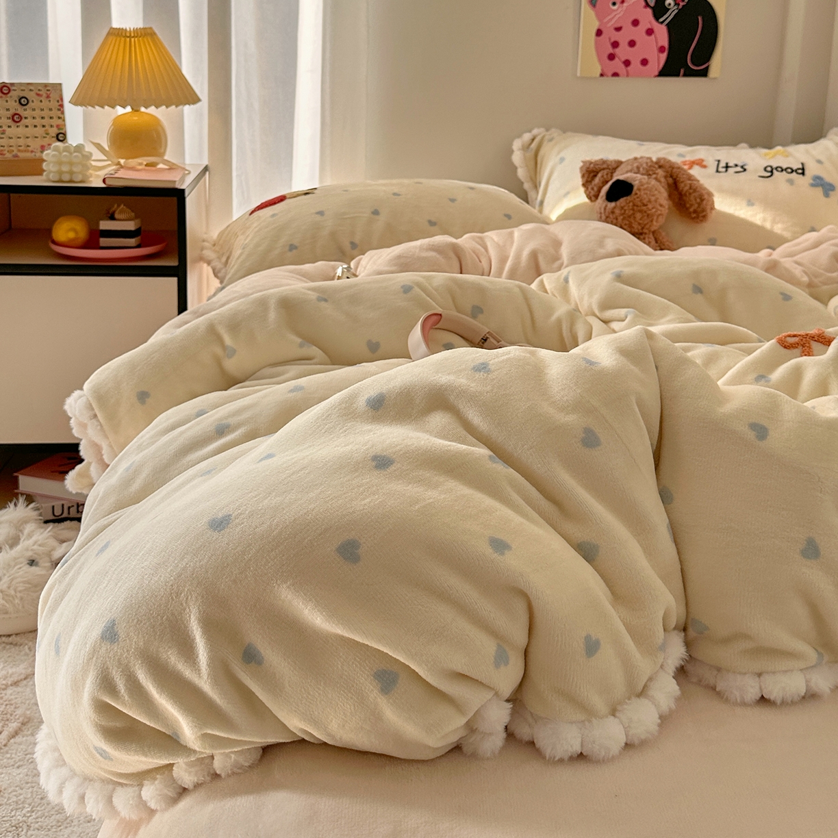 91家纺网 家纺一手货源 找家纺 （总）艾咪-Amy ntmy 2025新款可爱毛巾绣毛球款牛奶绒四件套-快乐小狗