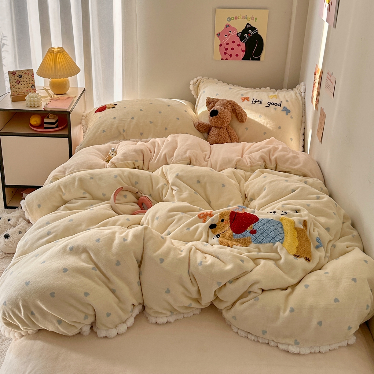 91家纺网 家纺一手货源 找家纺 （总）艾咪-Amy ntmy 2025新款可爱毛巾绣毛球款牛奶绒四件套-快乐小狗