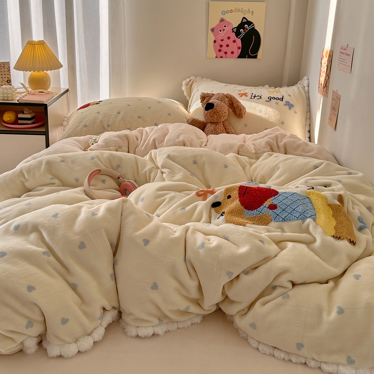 91家纺网 家纺一手货源 找家纺 （总）艾咪-Amy ntmy 2025新款可爱毛巾绣毛球款牛奶绒四件套-快乐小狗