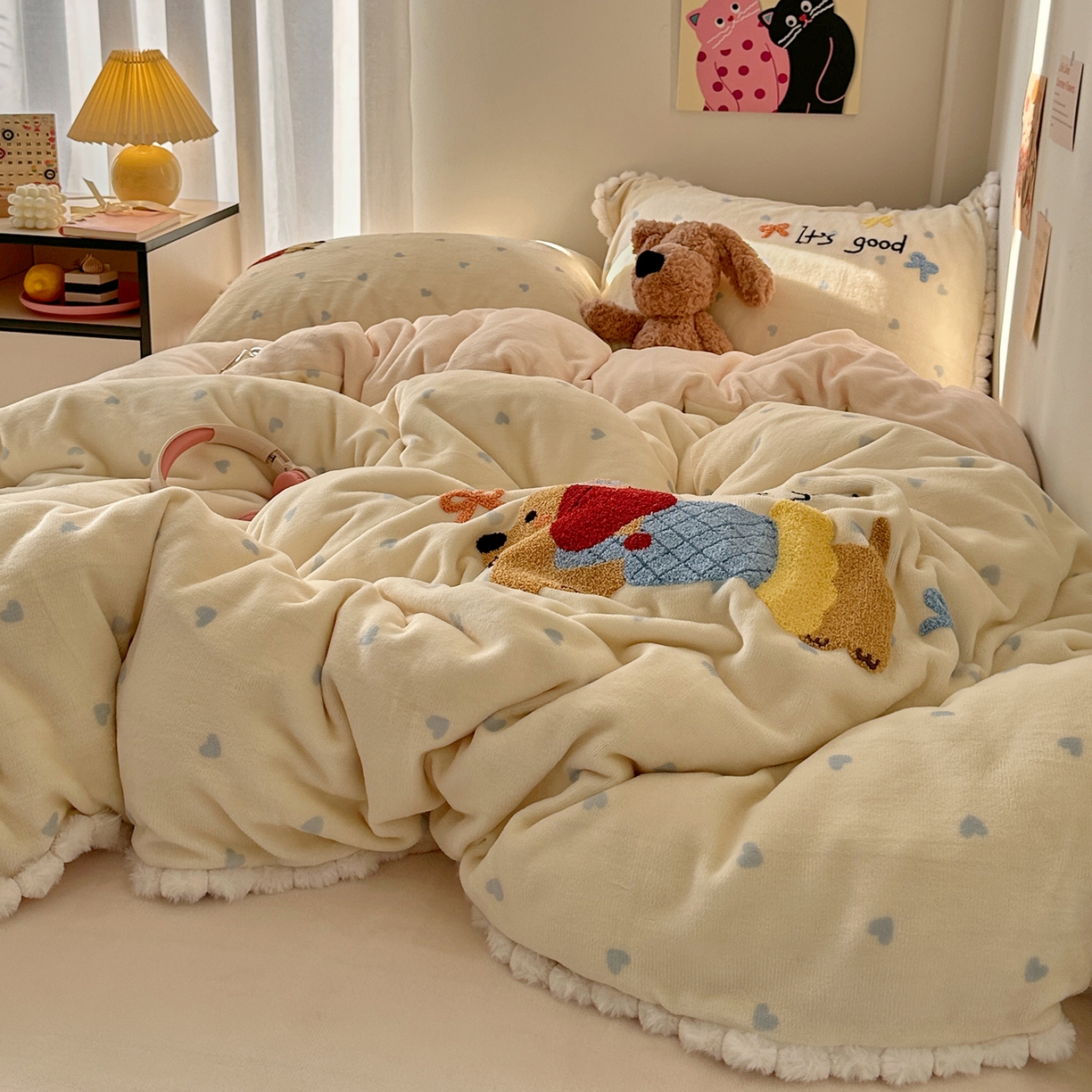 91家纺网 家纺一手货源 找家纺 （总）艾咪-Amy ntmy 2025新款可爱毛巾绣毛球款牛奶绒四件套-快乐小狗