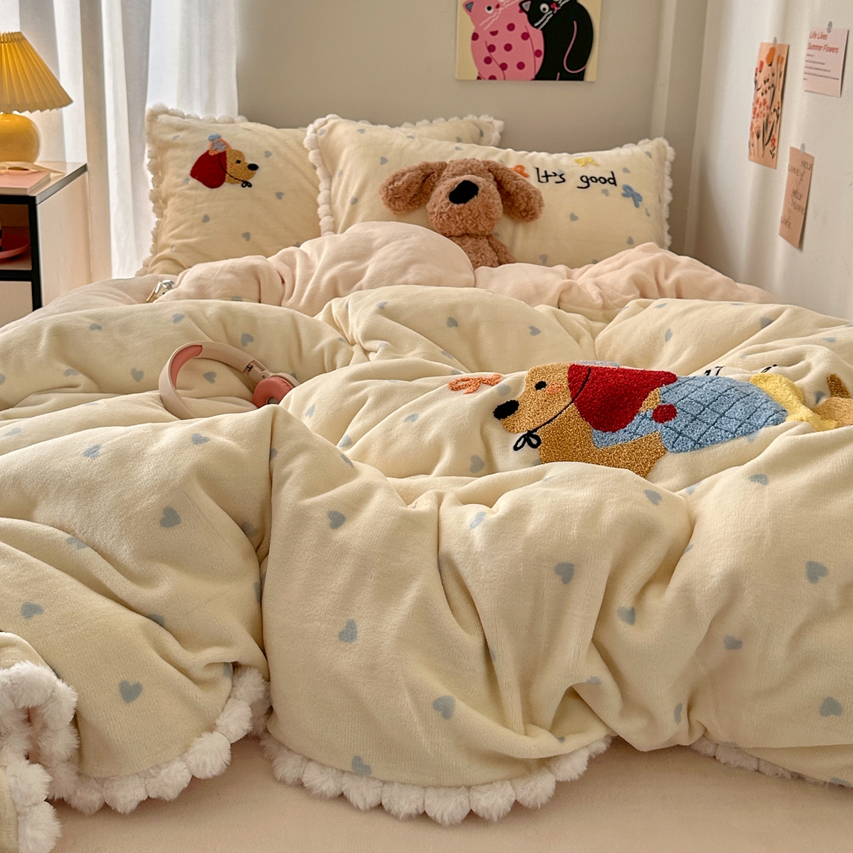 91家纺网 家纺一手货源 找家纺 （总）艾咪-Amy ntmy 2025新款可爱毛巾绣毛球款牛奶绒四件套-快乐小狗