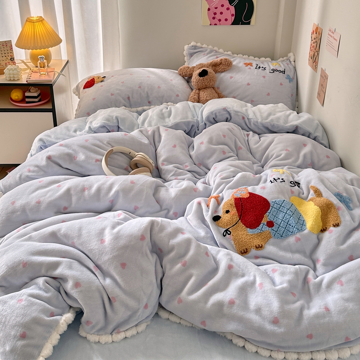 91家纺网 家纺一手货源 找家纺 （总）艾咪-Amy ntmy 2025新款可爱毛巾绣毛球款牛奶绒四件套-快乐小狗