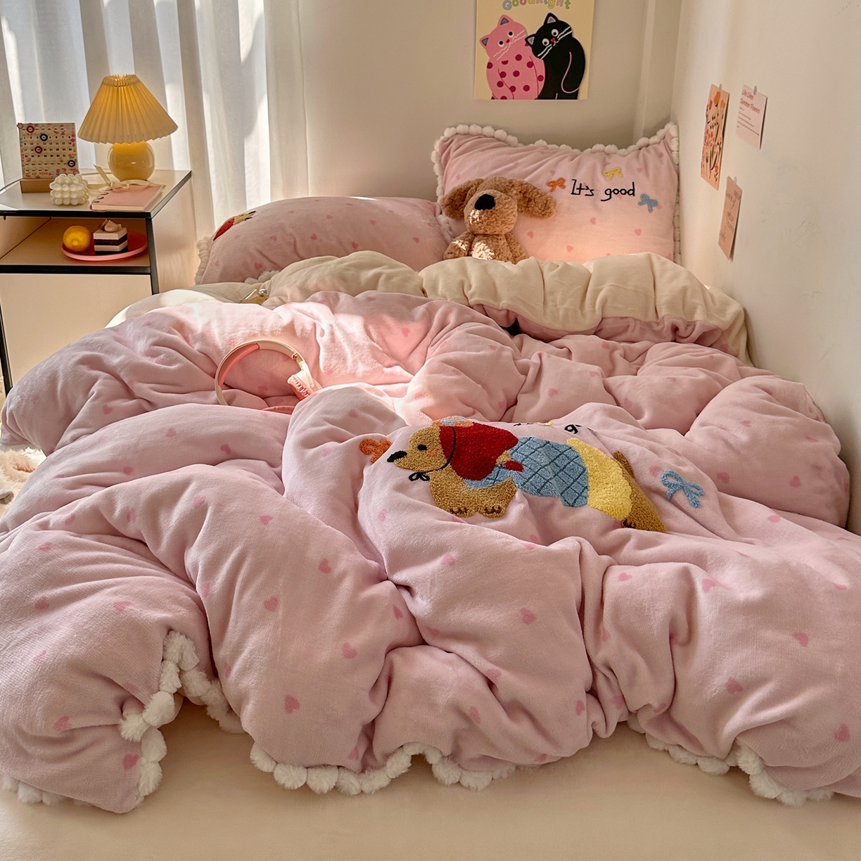 艾咪-Amy ntmy 2025新款可爱毛巾绣毛球款牛奶绒四件套-快乐小狗 快乐小狗-粉