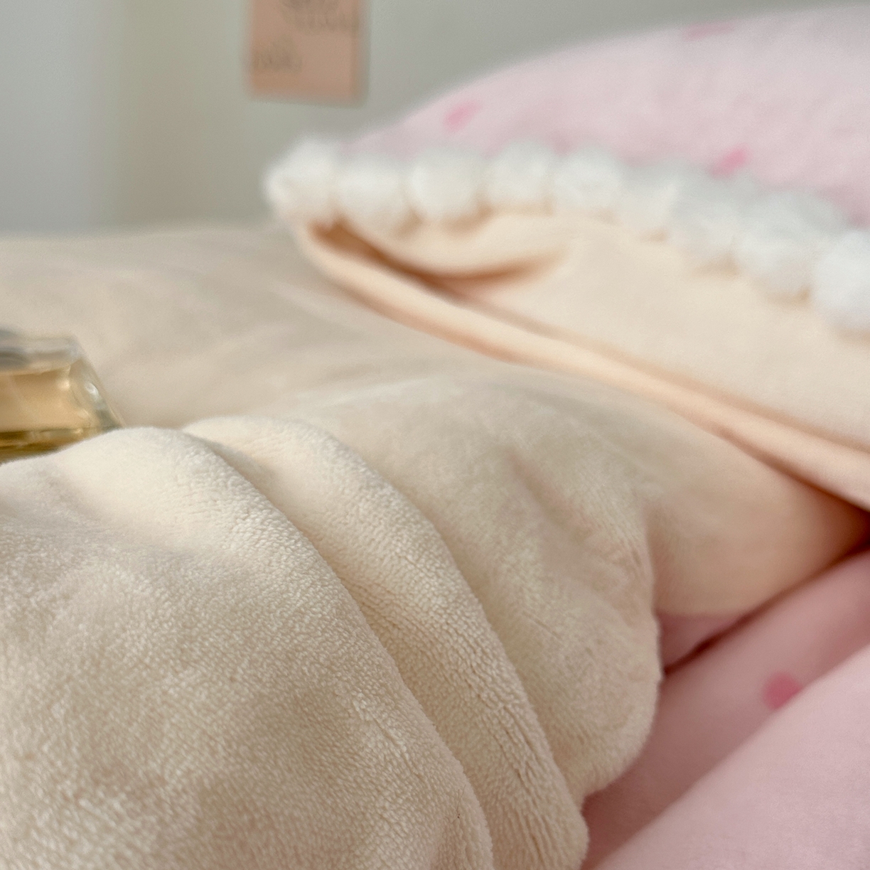 91家纺网 家纺一手货源 找家纺 艾咪-Amy ntmy 2025新款可爱毛巾绣毛球款牛奶绒四件套-快乐小狗 快乐小狗-粉