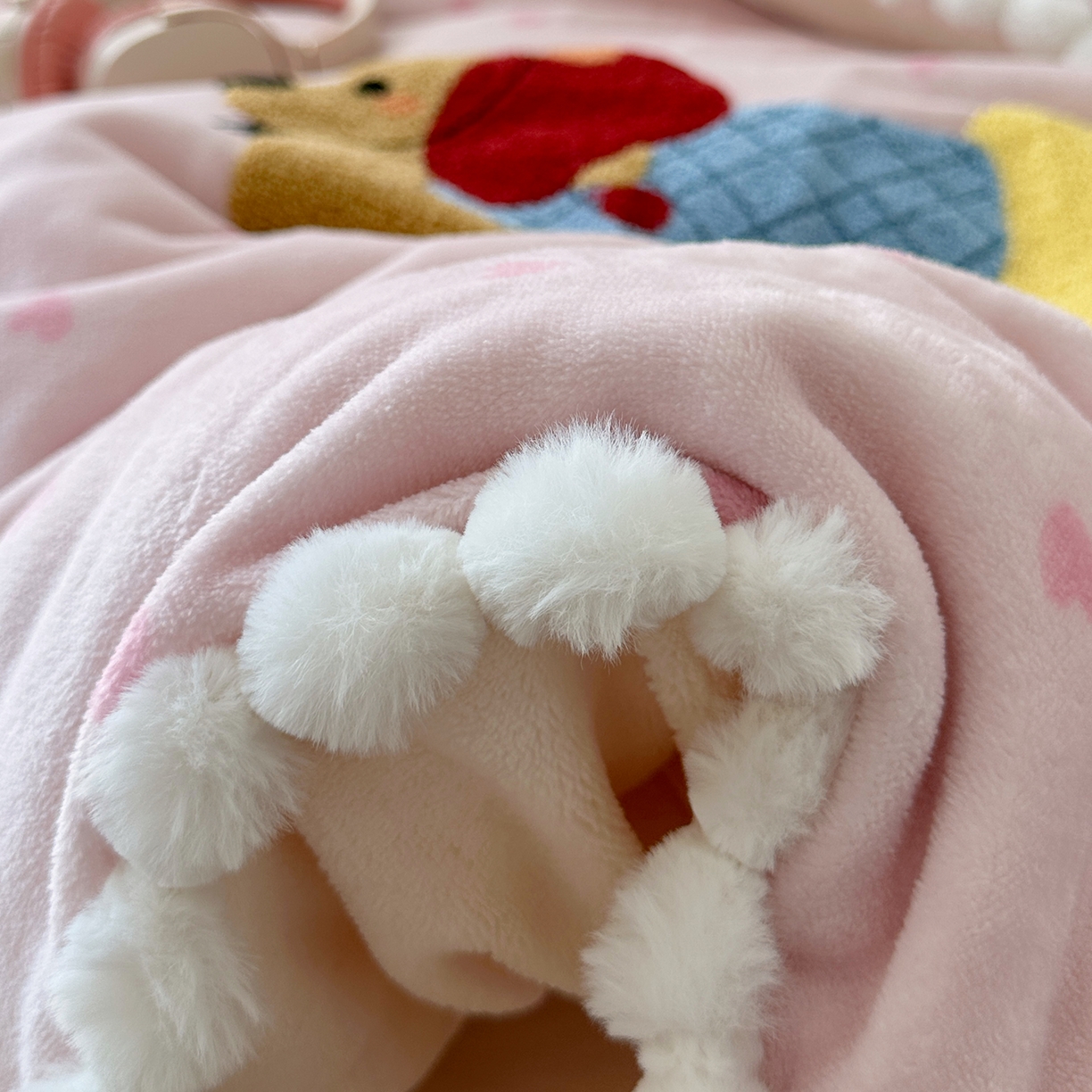 91家纺网 家纺一手货源 找家纺 艾咪-Amy ntmy 2025新款可爱毛巾绣毛球款牛奶绒四件套-快乐小狗 快乐小狗-粉