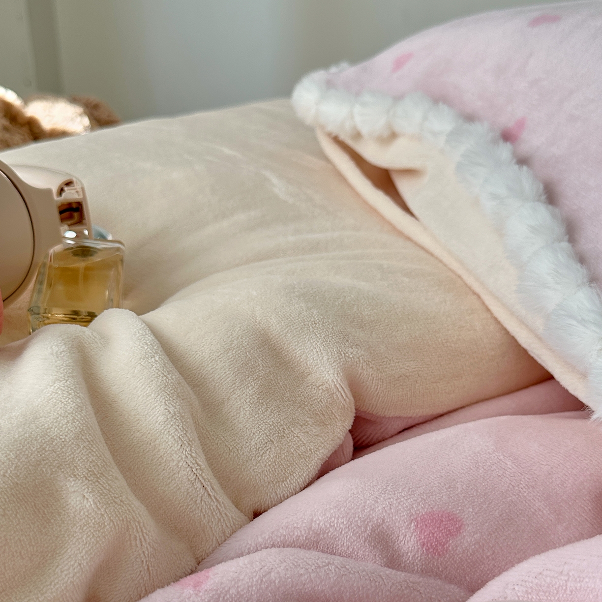 91家纺网 家纺一手货源 找家纺 艾咪-Amy ntmy 2025新款可爱毛巾绣毛球款牛奶绒四件套-快乐小狗 快乐小狗-粉