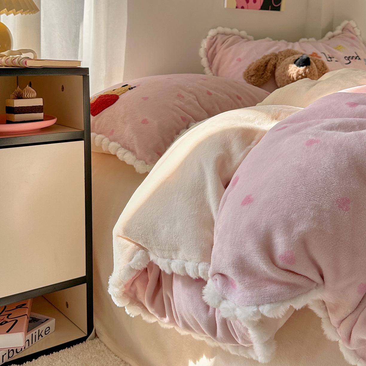 91家纺网 家纺一手货源 找家纺 艾咪-Amy ntmy 2025新款可爱毛巾绣毛球款牛奶绒四件套-快乐小狗 快乐小狗-粉