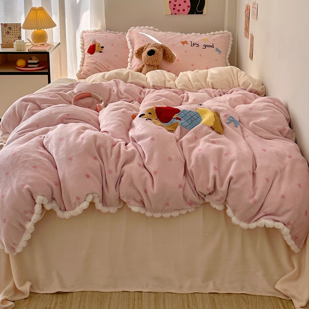 91家纺网 家纺一手货源 找家纺 艾咪-Amy ntmy 2025新款可爱毛巾绣毛球款牛奶绒四件套-快乐小狗 快乐小狗-粉