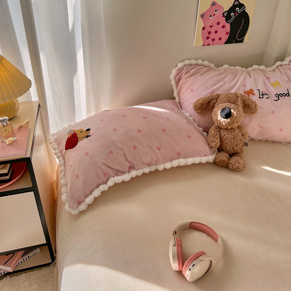 91家纺网 家纺一手货源 找家纺 艾咪-Amy ntmy 2025新款可爱毛巾绣毛球款牛奶绒四件套-快乐小狗 快乐小狗-粉