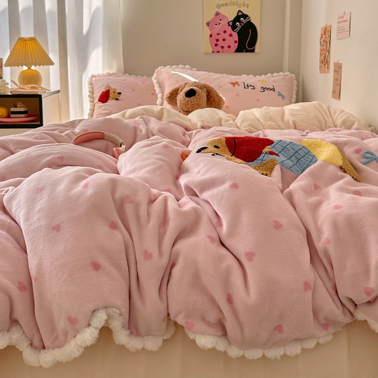 91家纺网 家纺一手货源 找家纺 艾咪-Amy ntmy 2025新款可爱毛巾绣毛球款牛奶绒四件套-快乐小狗 快乐小狗-粉