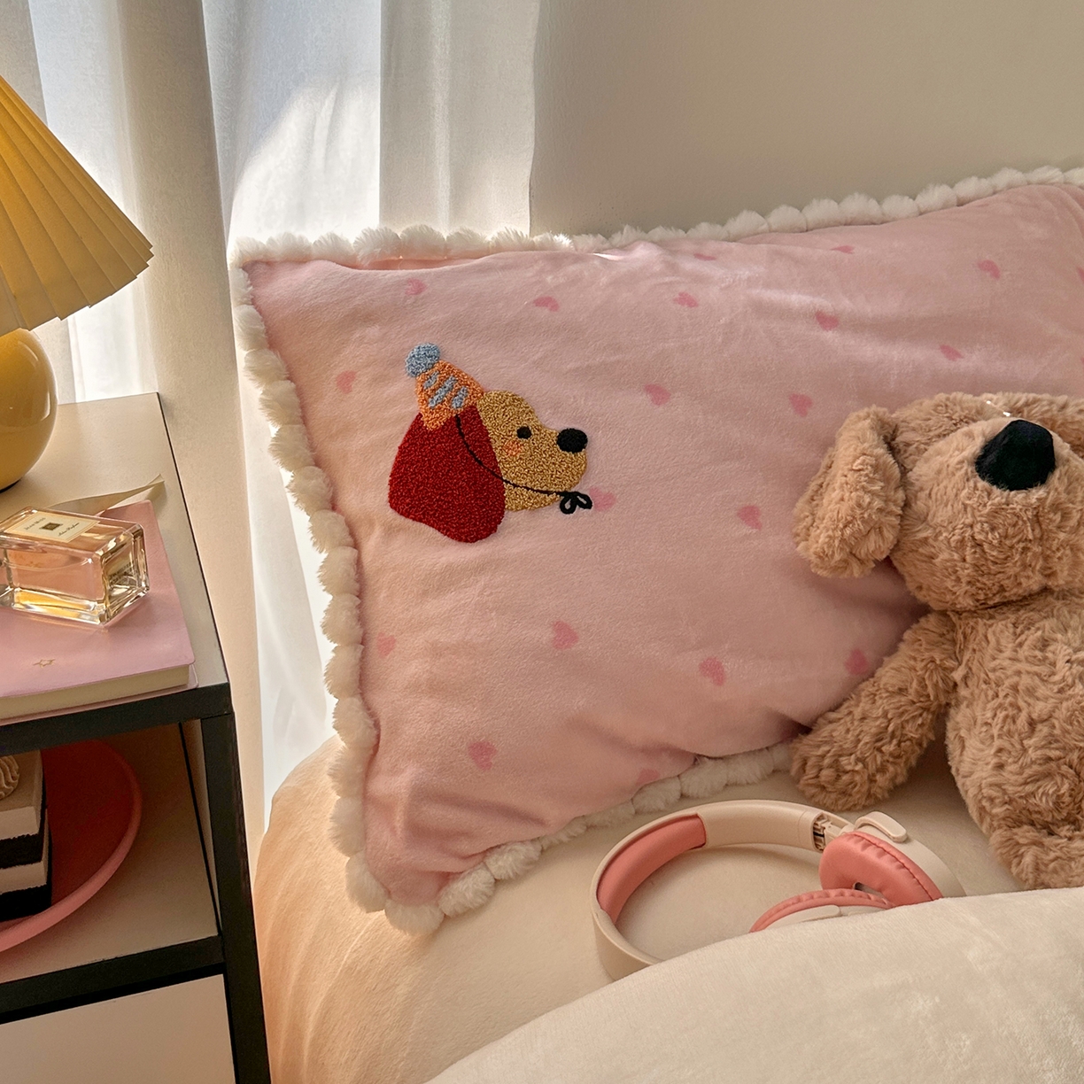 91家纺网 家纺一手货源 找家纺 艾咪-Amy ntmy 2025新款可爱毛巾绣毛球款牛奶绒四件套-快乐小狗 快乐小狗-粉