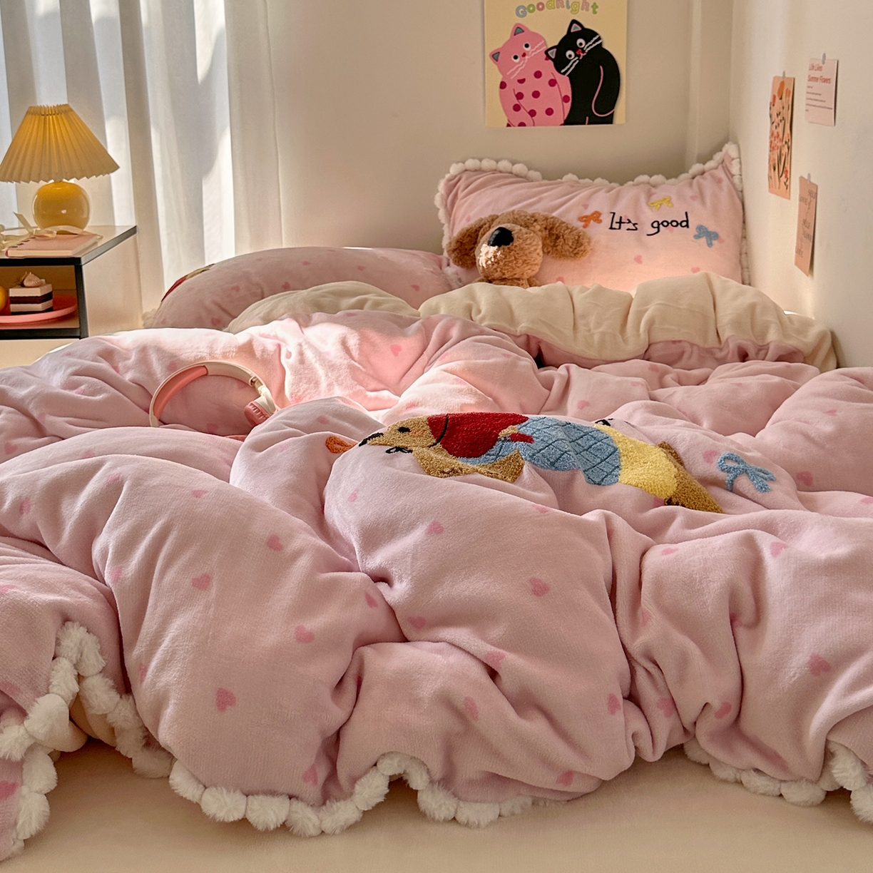 91家纺网 家纺一手货源 找家纺 艾咪-Amy ntmy 2025新款可爱毛巾绣毛球款牛奶绒四件套-快乐小狗 快乐小狗-粉