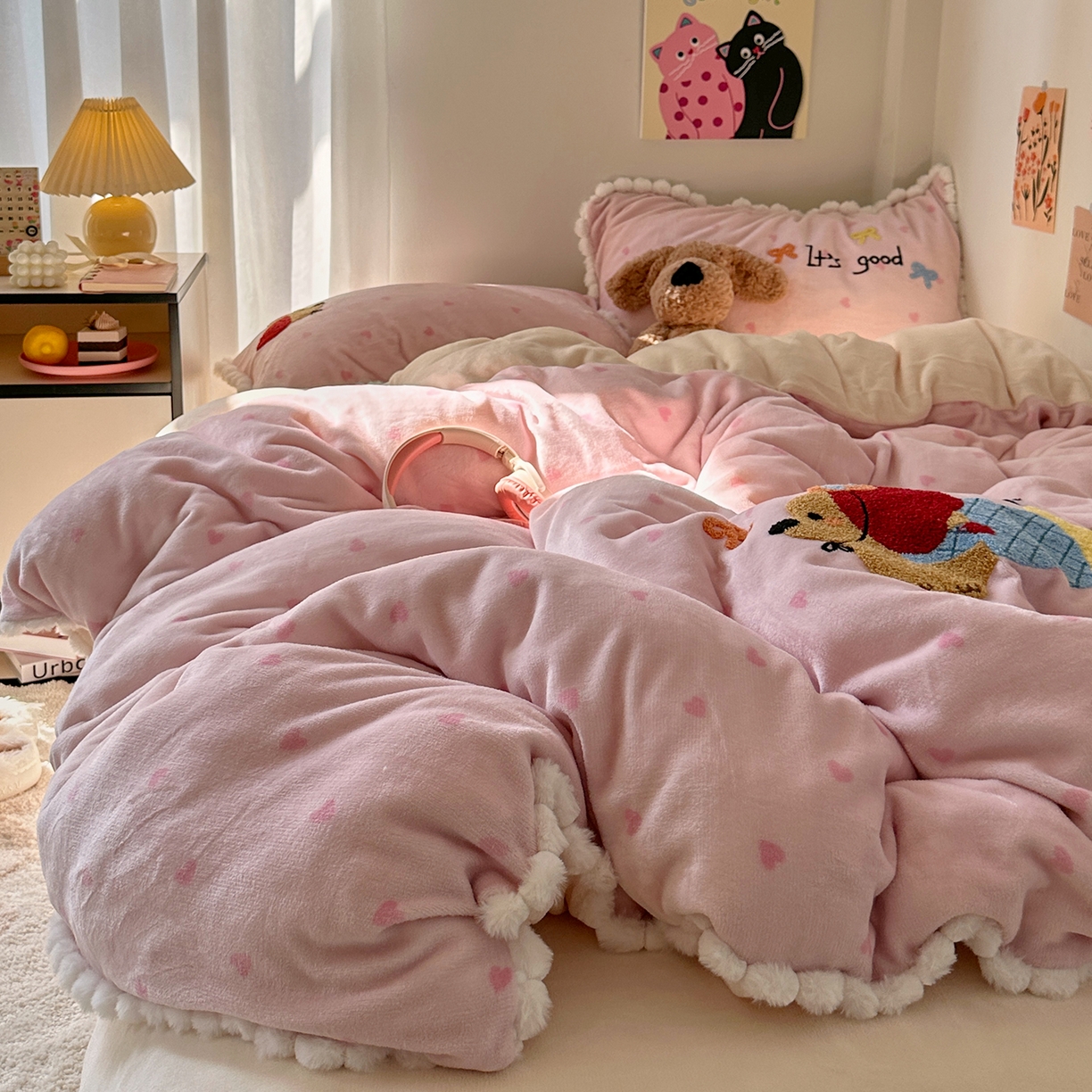 91家纺网 家纺一手货源 找家纺 艾咪-Amy ntmy 2025新款可爱毛巾绣毛球款牛奶绒四件套-快乐小狗 快乐小狗-粉