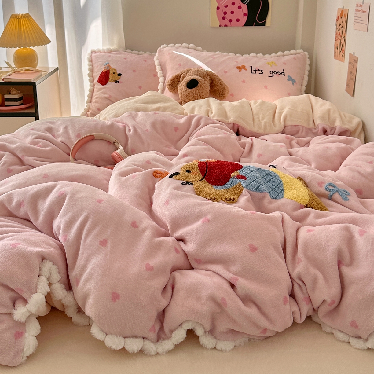 91家纺网 家纺一手货源 找家纺 艾咪-Amy ntmy 2025新款可爱毛巾绣毛球款牛奶绒四件套-快乐小狗 快乐小狗-粉