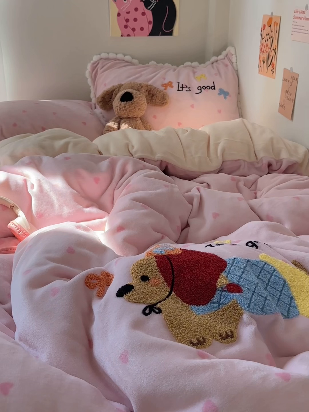 91家纺网 家纺一手货源 找家纺 艾咪-Amy ntmy 2025新款可爱毛巾绣毛球款牛奶绒四件套-快乐小狗 快乐小狗-粉