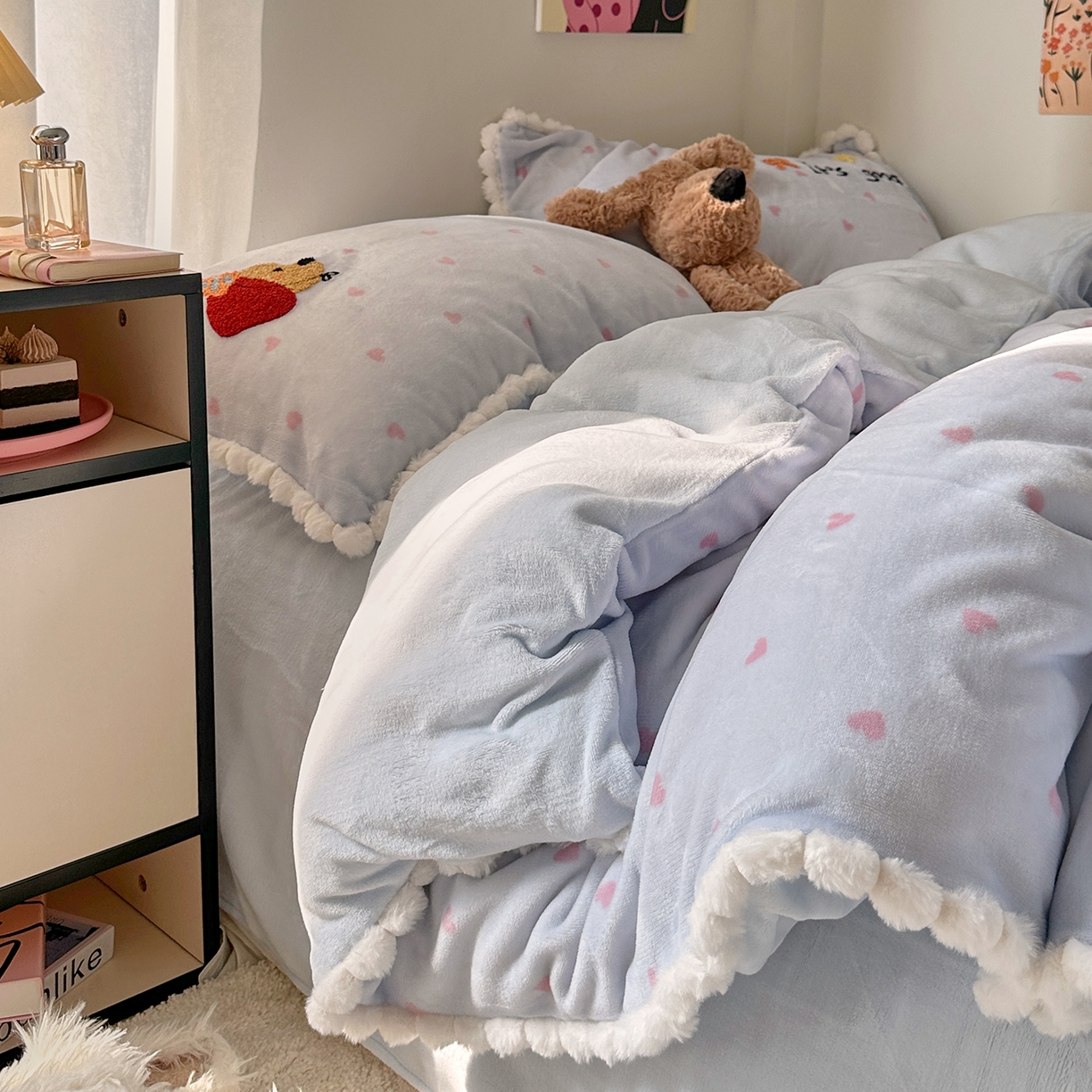 91家纺网 家纺一手货源 找家纺 艾咪-Amy ntmy 2025新款可爱毛巾绣毛球款牛奶绒四件套-快乐小狗 快乐小狗-蓝