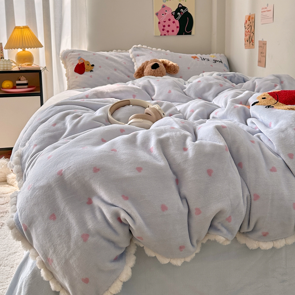 91家纺网 家纺一手货源 找家纺 艾咪-Amy ntmy 2025新款可爱毛巾绣毛球款牛奶绒四件套-快乐小狗 快乐小狗-蓝