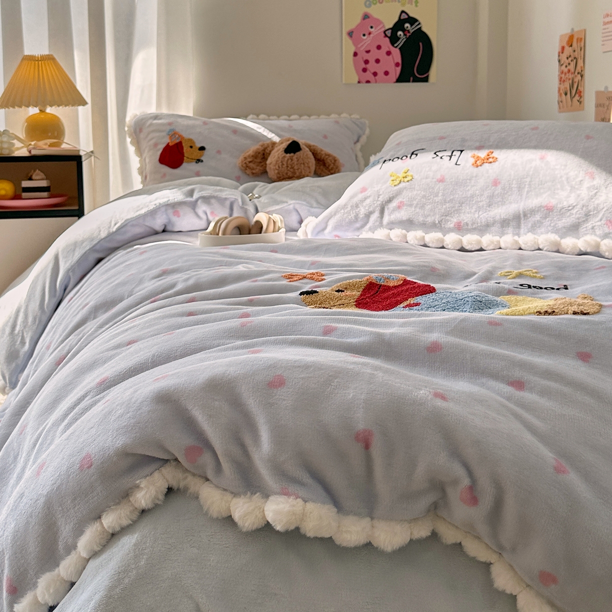 91家纺网 家纺一手货源 找家纺 艾咪-Amy ntmy 2025新款可爱毛巾绣毛球款牛奶绒四件套-快乐小狗 快乐小狗-蓝