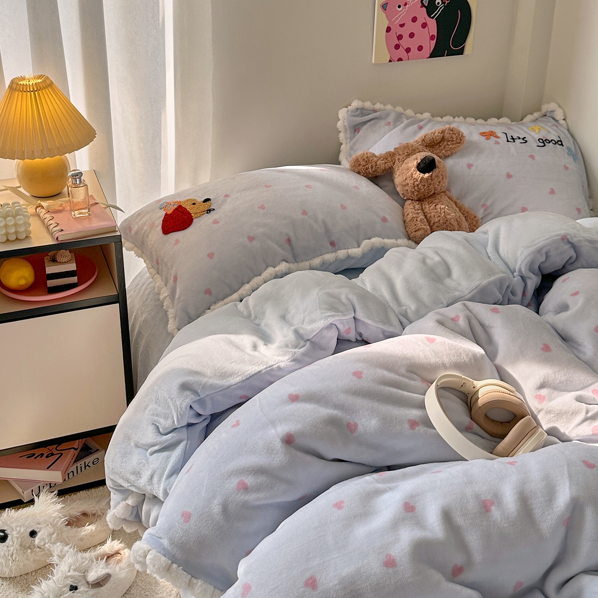 91家纺网 家纺一手货源 找家纺 艾咪-Amy ntmy 2025新款可爱毛巾绣毛球款牛奶绒四件套-快乐小狗 快乐小狗-蓝