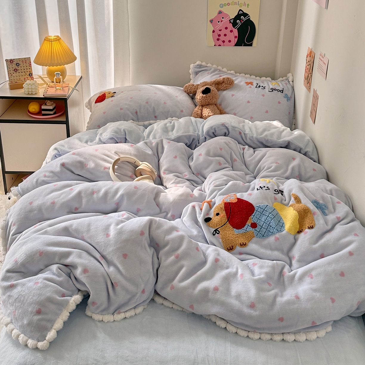 91家纺网 家纺一手货源 找家纺 艾咪-Amy ntmy 2025新款可爱毛巾绣毛球款牛奶绒四件套-快乐小狗 快乐小狗-蓝