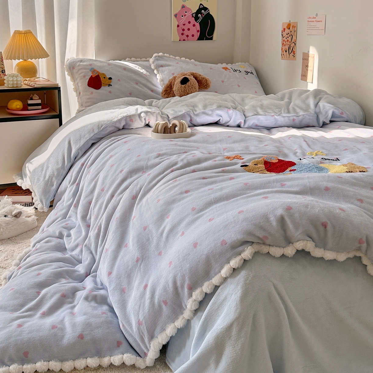 91家纺网 家纺一手货源 找家纺 艾咪-Amy ntmy 2025新款可爱毛巾绣毛球款牛奶绒四件套-快乐小狗 快乐小狗-蓝