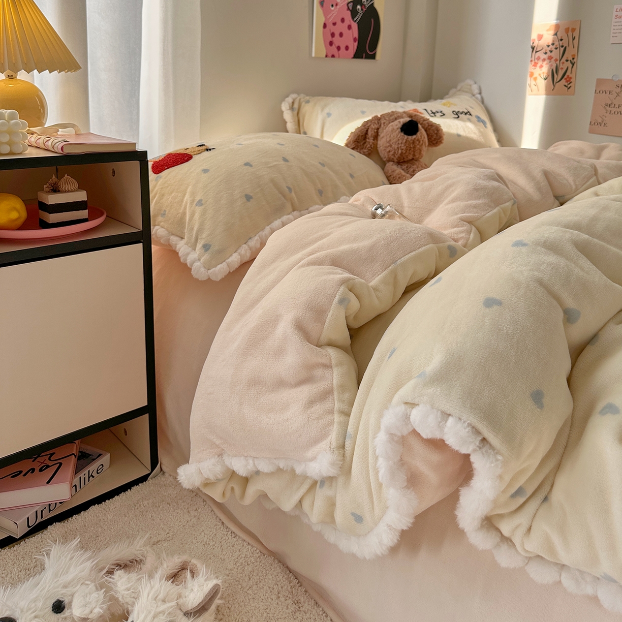 91家纺网 家纺一手货源 找家纺 艾咪-Amy ntmy 2025新款可爱毛巾绣毛球款牛奶绒四件套-快乐小狗 快乐小狗-黄