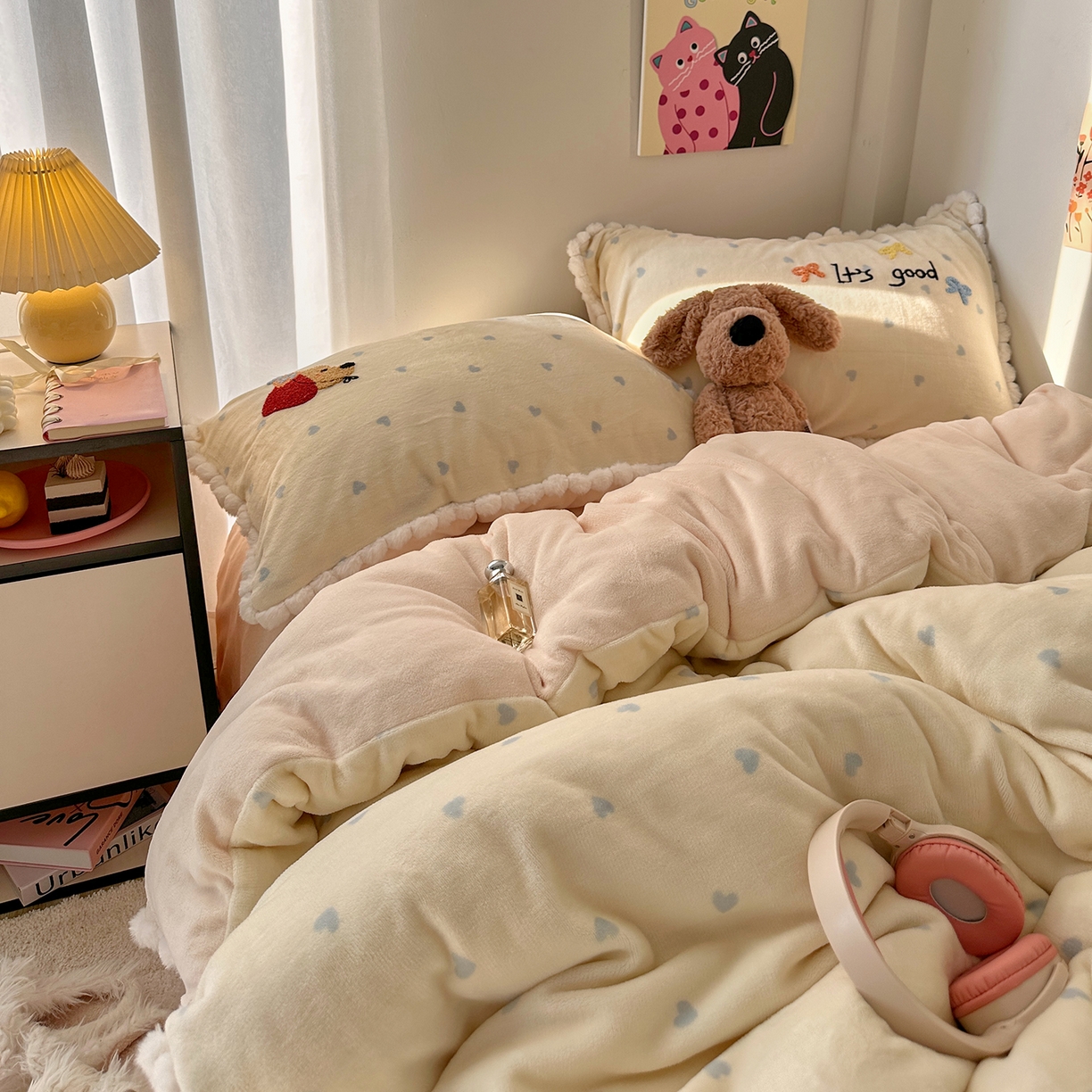 91家纺网 家纺一手货源 找家纺 艾咪-Amy ntmy 2025新款可爱毛巾绣毛球款牛奶绒四件套-快乐小狗 快乐小狗-黄