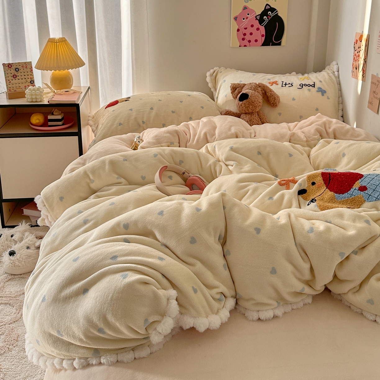 91家纺网 家纺一手货源 找家纺 艾咪-Amy ntmy 2025新款可爱毛巾绣毛球款牛奶绒四件套-快乐小狗 快乐小狗-黄