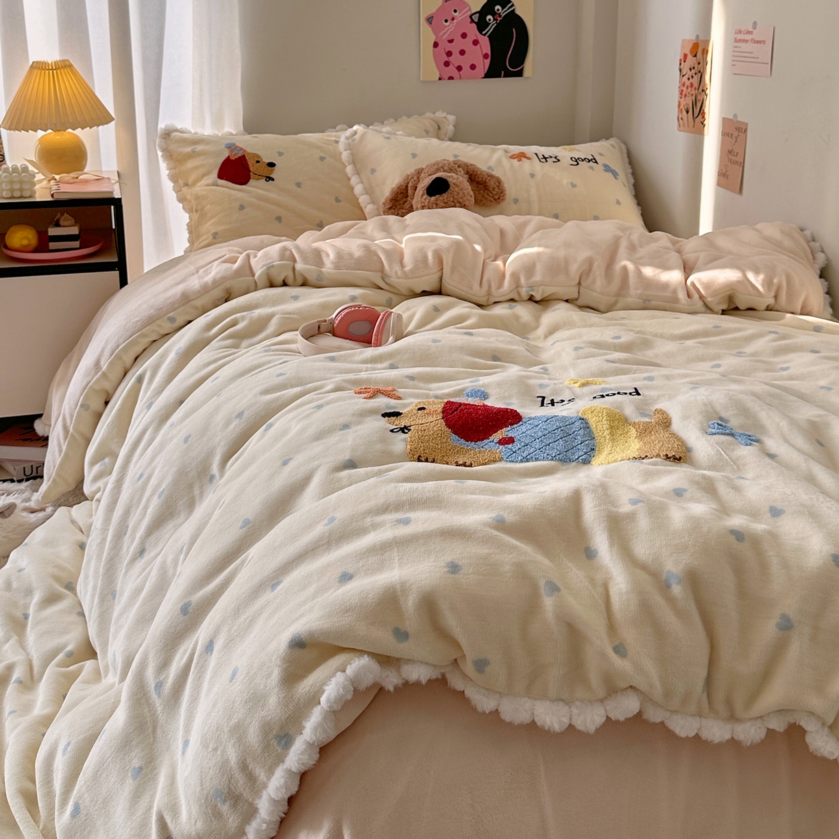 91家纺网 家纺一手货源 找家纺 艾咪-Amy ntmy 2025新款可爱毛巾绣毛球款牛奶绒四件套-快乐小狗 快乐小狗-黄