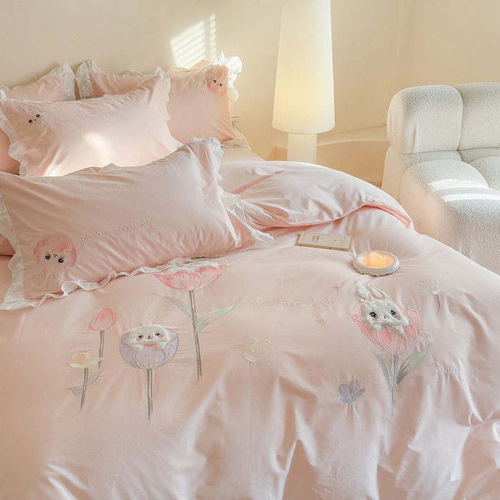 91家纺网 家纺一手货源 找家纺 优迈 2025新品全棉加厚水洗棉韩版小清新绣花工艺贴布绣四件套--郁金香小兔 郁金香小兔 浅粉