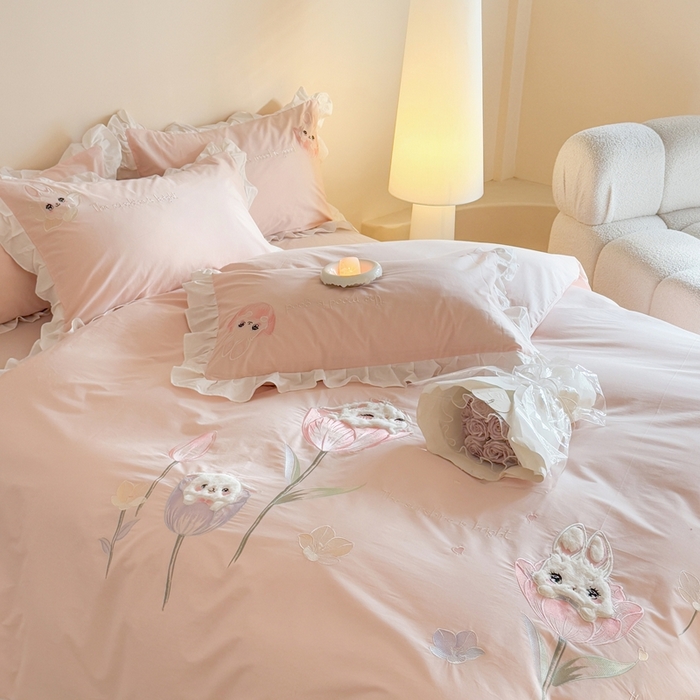 91家纺网 家纺一手货源 找家纺 优迈 2025新品全棉加厚水洗棉韩版小清新绣花工艺贴布绣四件套--郁金香小兔 郁金香小兔 浅粉