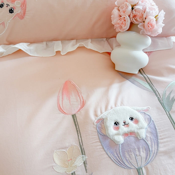 91家纺网 家纺一手货源 找家纺 优迈 2025新品全棉加厚水洗棉韩版小清新绣花工艺贴布绣四件套--郁金香小兔 郁金香小兔 浅粉