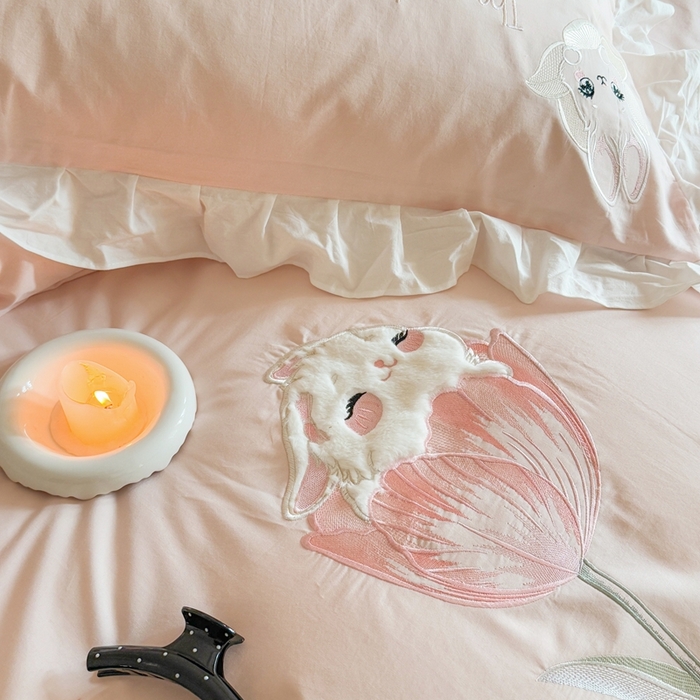 91家纺网 家纺一手货源 找家纺 优迈 2025新品全棉加厚水洗棉韩版小清新绣花工艺贴布绣四件套--郁金香小兔 郁金香小兔 浅粉