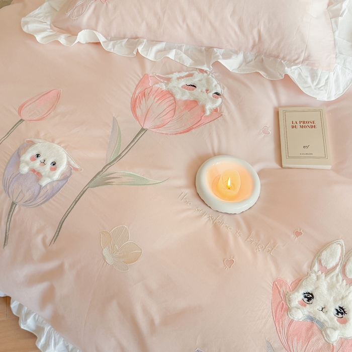 91家纺网 家纺一手货源 找家纺 优迈 2025新品全棉加厚水洗棉韩版小清新绣花工艺贴布绣四件套--郁金香小兔 郁金香小兔 浅粉