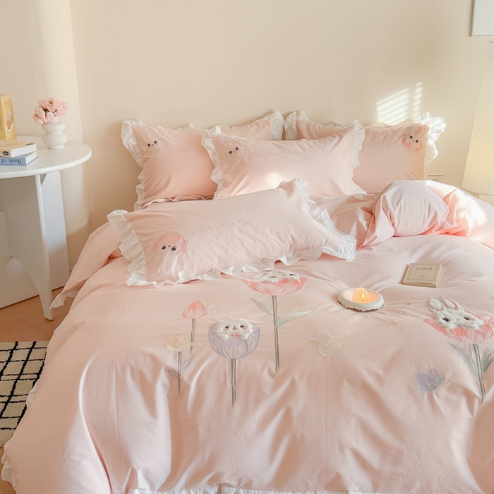 91家纺网 家纺一手货源 找家纺 优迈 2025新品全棉加厚水洗棉韩版小清新绣花工艺贴布绣四件套--郁金香小兔 郁金香小兔 浅粉