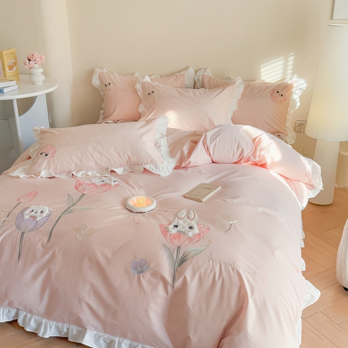 91家纺网 家纺一手货源 找家纺 优迈 2025新品全棉加厚水洗棉韩版小清新绣花工艺贴布绣四件套--郁金香小兔 郁金香小兔 浅粉