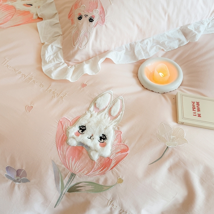 91家纺网 家纺一手货源 找家纺 优迈 2025新品全棉加厚水洗棉韩版小清新绣花工艺贴布绣四件套--郁金香小兔 郁金香小兔 浅粉