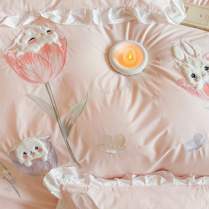 91家纺网 家纺一手货源 找家纺 优迈 2025新品全棉加厚水洗棉韩版小清新绣花工艺贴布绣四件套--郁金香小兔 郁金香小兔 浅粉