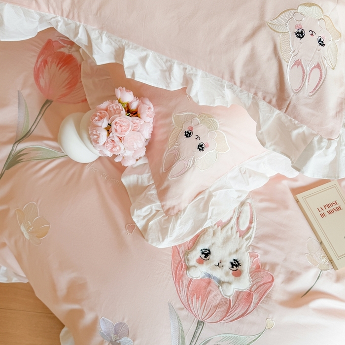 91家纺网 家纺一手货源 找家纺 优迈 2025新品全棉加厚水洗棉韩版小清新绣花工艺贴布绣四件套--郁金香小兔 郁金香小兔 浅粉