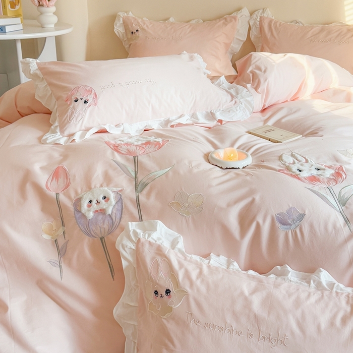 91家纺网 家纺一手货源 找家纺 优迈 2025新品全棉加厚水洗棉韩版小清新绣花工艺贴布绣四件套--郁金香小兔 郁金香小兔 浅粉