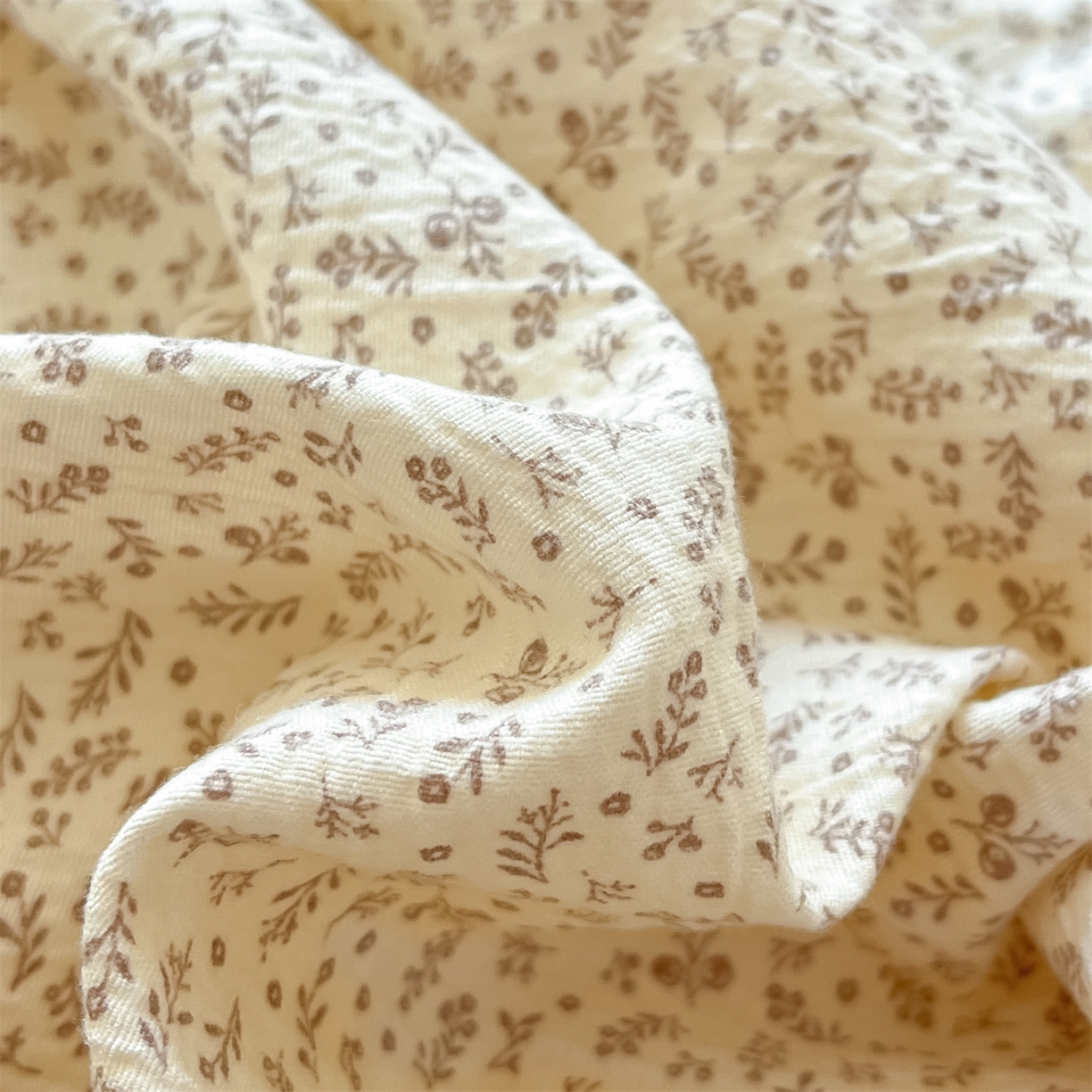 91家纺网 家纺一手货源 找家纺 如约 2025新款木棉双层纱印花四件套 小花巧克力棕