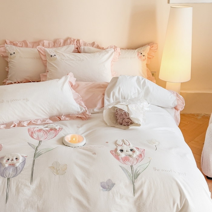 91家纺网 家纺一手货源 找家纺 优迈 2025新品全棉加厚水洗棉韩版小清新绣花工艺贴布绣四件套--郁金香小兔 郁金香小兔 粉白